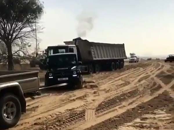 டிரக் டிரைவருக்கு இளவரசரின் மனிதநேய உதவி: வைரலான வீடியோ டிரக் டிரைவருக்கு இளவரசரின் மனிதநேய உதவி: வைரலான வீடியோ