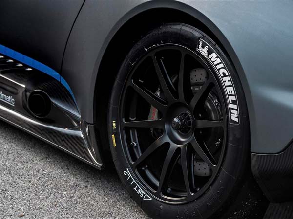 அதிரடியான அஸ்டன் மார்ட்டினின் புதிய ஸ்போர்ட்ஸ் கார்