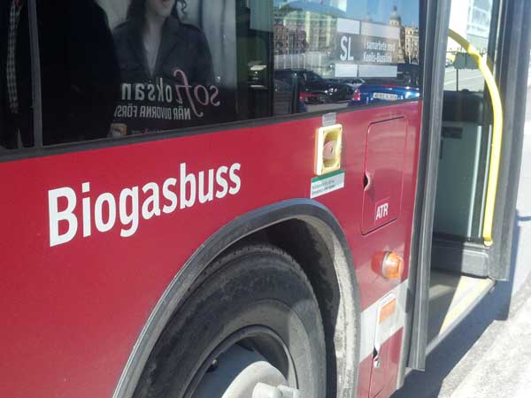 17 கிமீக்கு 1 ரூபாய் தான் செலவாம்: மாட்டுசாணத்தால் இயங்கும் பேருந்து!