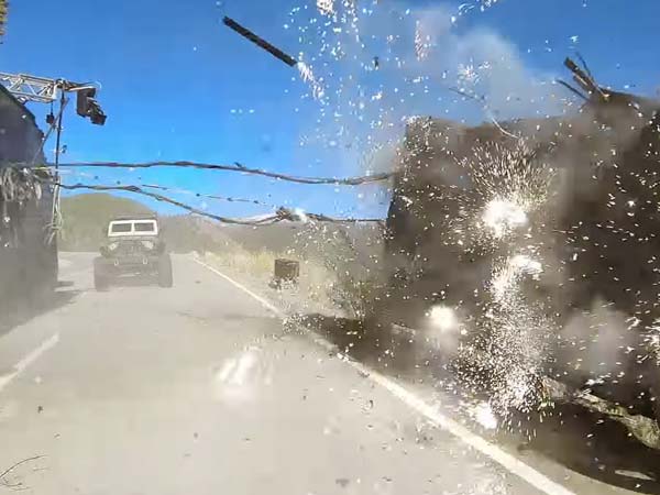 ரூ.3,400 கோடி கார், கட்டடங்களை நாசமாக்கிய ஃபாஸ்ட் அண்ட் ஃப்யூரியஸ்!