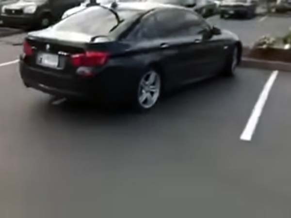 வாகனத்தை சரியாக பார்க்கிங் செய்யாவிட்டால் இதுதான் நிலைமை! வாகனத்தை சரியாக பார்க்கிங் செய்யாவிட்டால் இதுதான் நிலைமை!