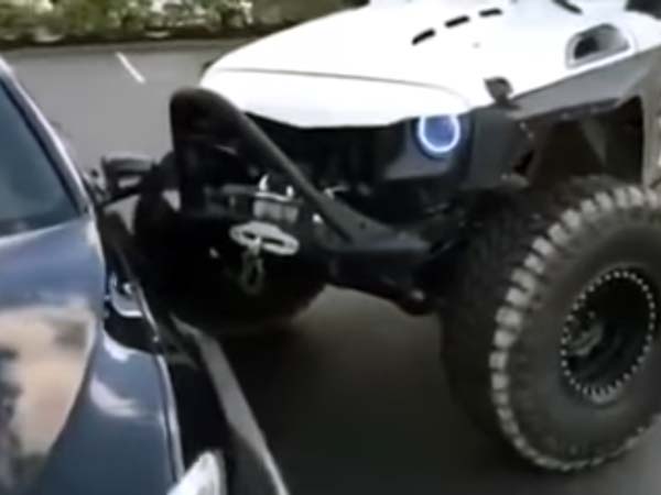 வாகனத்தை சரியாக பார்க்கிங் செய்யாவிட்டால் இதுதான் நிலைமை! வாகனத்தை சரியாக பார்க்கிங் செய்யாவிட்டால் இதுதான் நிலைமை!