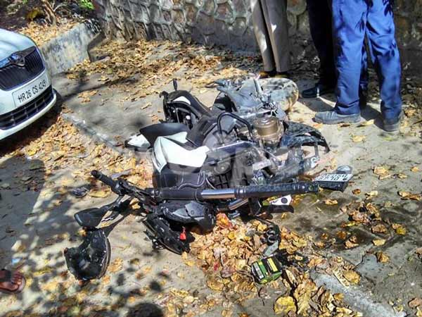 2 பைக்குகள் நேருக்கு நேர் மோதியதில் இளைஞர் பலி