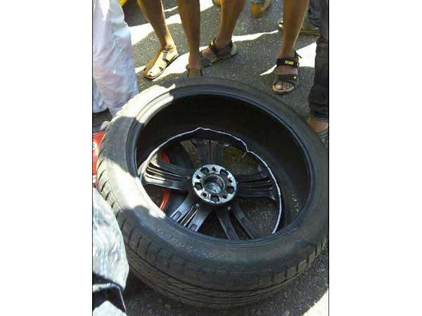 பென்ட்லி காரின் மானத்தை வாங்கிய போலி அலாய் வீல்... !!