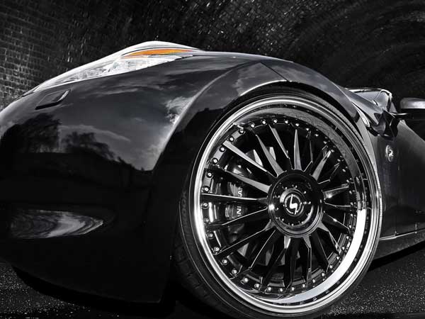 பென்ட்லி காரின் மானத்தை வாங்கிய போலி அலாய் வீல்... !!