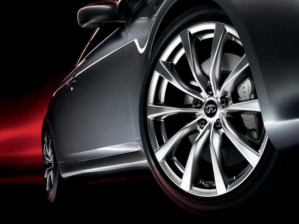 பென்ட்லி காரின் மானத்தை வாங்கிய போலி அலாய் வீல்... !!