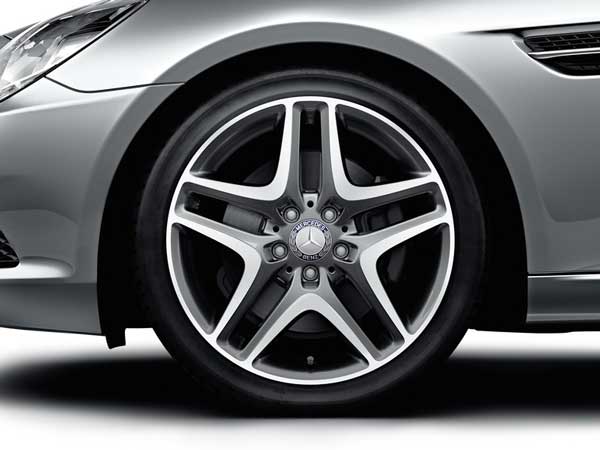 பென்ட்லி காரின் மானத்தை வாங்கிய போலி அலாய் வீல்... !!