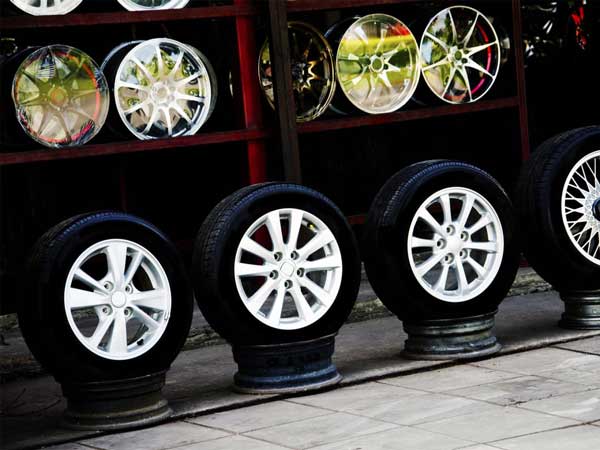 பென்ட்லி காரின் மானத்தை வாங்கிய போலி அலாய் வீல்... !!