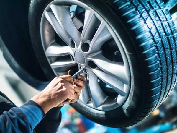 பென்ட்லி காரின் மானத்தை வாங்கிய போலி அலாய் வீல்... !!