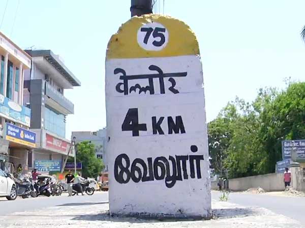 ஆங்கிலத்திற்கு பதிலாக மைல்கற்களில் இடம்பெறும் இந்தி மொழி