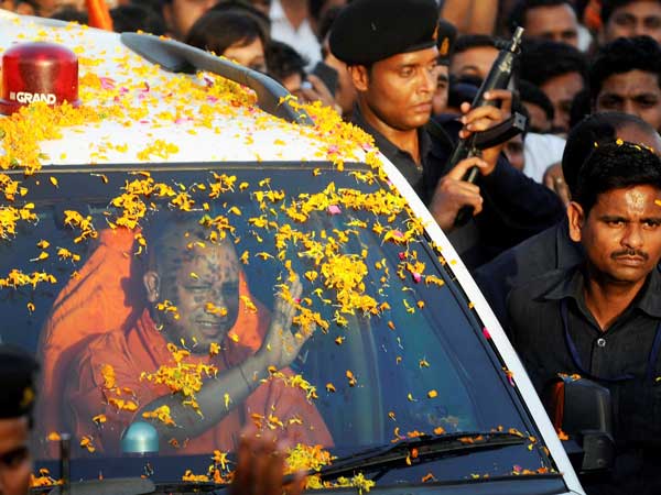 3 கோடி ரூபாய் காரில் வலம் வரும் யோகி ஆதித்யநாத்