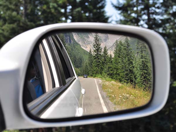 சின்னாபின்னமானாலும் பயணிகளை காவந்து செய்த டாடா டியாகோ கார்!