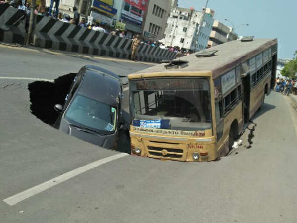 அண்ணா சாலையில் உருவான பள்ளத்தில் பஸ், கார் சிக்கி விபத்து!
