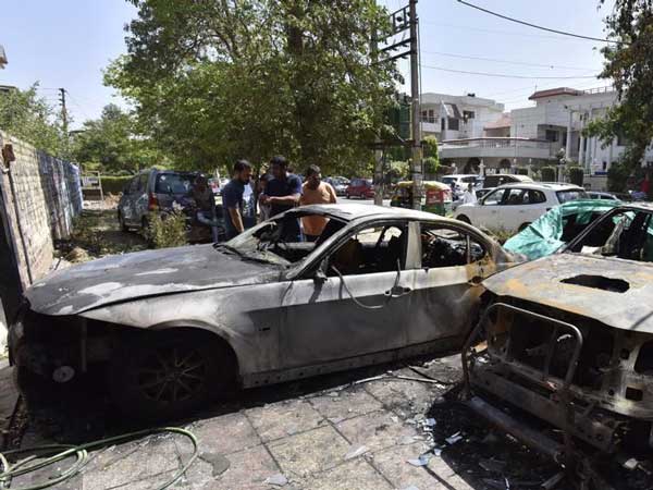 சொகுசுக்கார்களுக்கு தீ வைத்துவிட்டு தப்பிய சைக்கோ திருடர்கள்...!