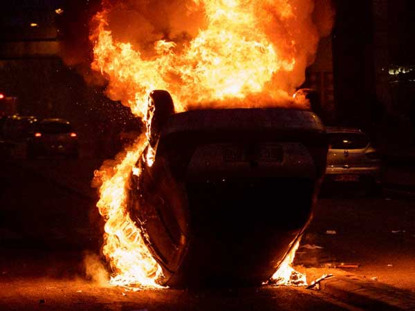 சொகுசுக்கார்களுக்கு தீ வைத்துவிட்டு தப்பிய சைக்கோ திருடர்கள்...!