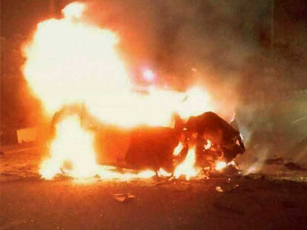 சொகுசுக்கார்களுக்கு தீ வைத்துவிட்டு தப்பிய சைக்கோ திருடர்கள்...!