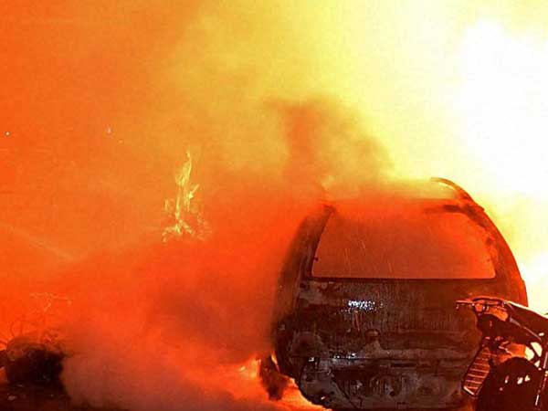 சொகுசுக்கார்களுக்கு தீ வைத்துவிட்டு தப்பிய சைக்கோ திருடர்கள்...!