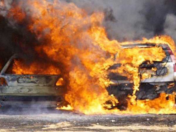 சொகுசுக்கார்களுக்கு தீ வைத்துவிட்டு தப்பிய சைக்கோ திருடர்கள்...!