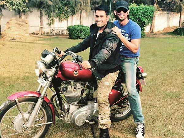 ஆடம்பர மசேரட்டி கார் வாங்கிய ‘ரீல்’ தோனி!