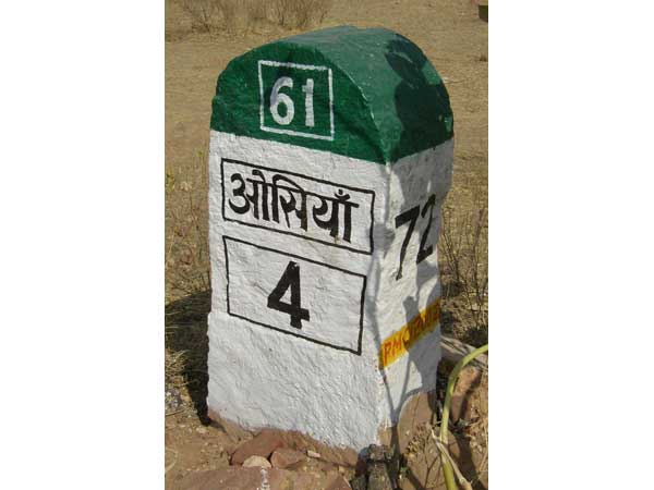 மைல்கற்களில் இந்திக்கு பதிலாக மீண்டும் ஆங்கிலம்! 