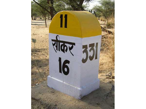 மைல்கற்களில் இந்திக்கு பதிலாக மீண்டும் ஆங்கிலம்! 