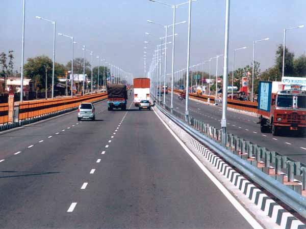 மைல்கற்களில் இந்திக்கு பதிலாக மீண்டும் ஆங்கிலம்! 