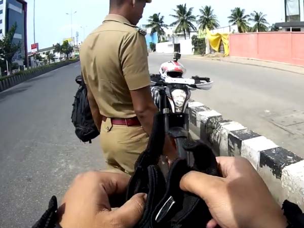 போக்குவரத்து காவலர்களின் அடாவடி: சென்னையில் மீண்டும் அத்துமீறல்!