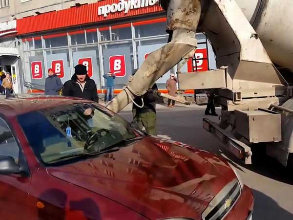 மனைவியின் காரில் சிமெண்டை நிரப்பி கணவன் ஆத்திரச் செயல்