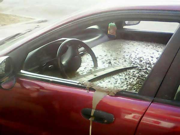 மனைவியின் காரில் சிமெண்டை நிரப்பி கணவன் ஆத்திரச் செயல்