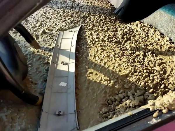 மனைவியின் காரில் சிமெண்டை நிரப்பி கணவன் ஆத்திரச் செயல்