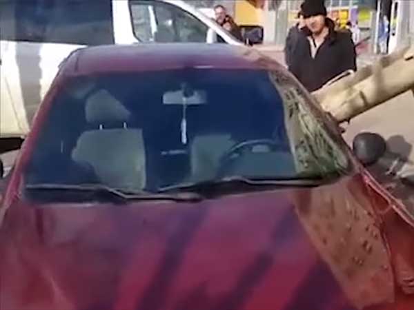 மனைவியின் காரில் சிமெண்டை நிரப்பி கணவன் ஆத்திரச் செயல்