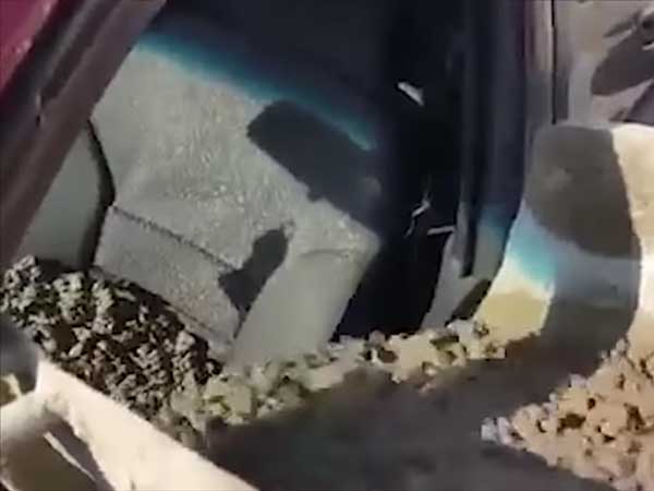 மனைவியின் காரில் சிமெண்டை நிரப்பி கணவன் ஆத்திரச் செயல்