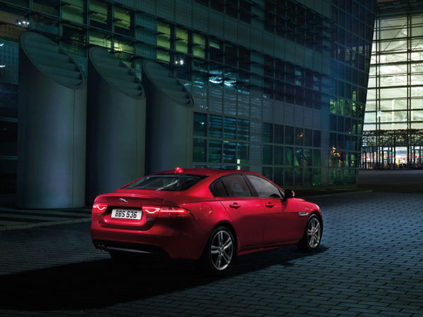 ஜாகுவார் காருடன் ஹோண்டா பைக் நேருக்கு நேர் மோதி விபத்து