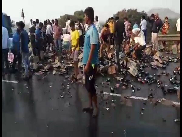 லாரி கவிழ்ந்து விபத்து - உற்சாகத்தில் ‘குடி’மக்கள்..!