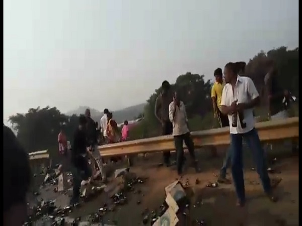 லாரி கவிழ்ந்து விபத்து - உற்சாகத்தில் ‘குடி’மக்கள்..!