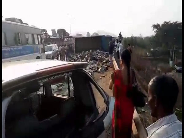 லாரி கவிழ்ந்து விபத்து - உற்சாகத்தில் ‘குடி’மக்கள்..!