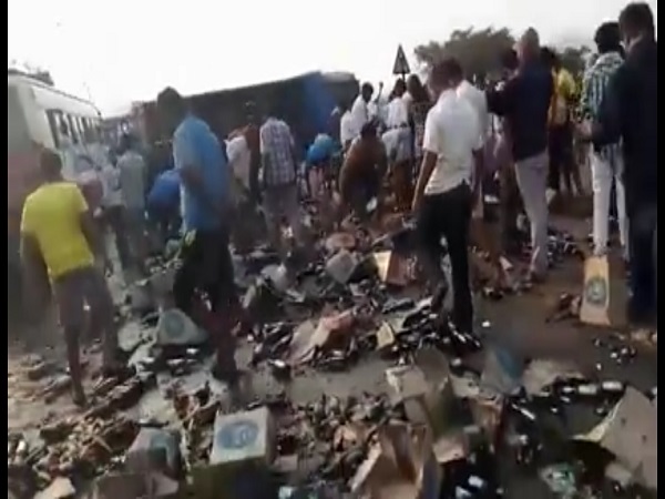 லாரி கவிழ்ந்து விபத்து - உற்சாகத்தில் ‘குடி’மக்கள்..!