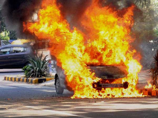 காரில் தீ பிடித்தால் செய்யவேண்டியவை..! செய்யக்கூடாதவை..!