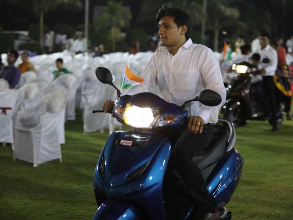 ஊழியர்களுக்கு ஆக்டிவா ஸ்கூட்டர் பரிசு.. வியக்கவைத்த முதலாளி..!