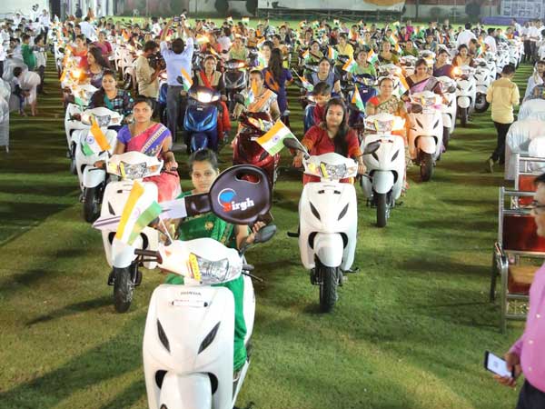 ஊழியர்களுக்கு ஆக்டிவா ஸ்கூட்டர் பரிசு.. வியக்கவைத்த முதலாளி..!