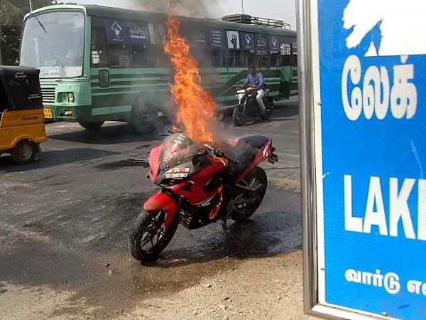 நடுரோட்டில் பற்றி எரிந்த பல்சர் பைக்- வீடியோ இணைப்பு