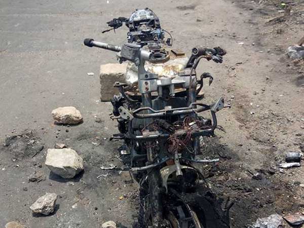 நடுரோட்டில் பற்றி எரிந்த பல்சர் பைக்- வீடியோ இணைப்பு