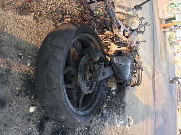 நடுரோட்டில் பற்றி எரிந்த பல்சர் பைக்- வீடியோ இணைப்பு