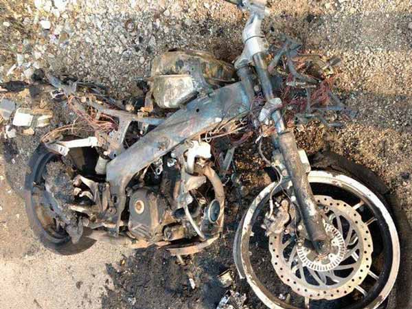 நடுரோட்டில் பற்றி எரிந்த பல்சர் பைக்- வீடியோ இணைப்பு