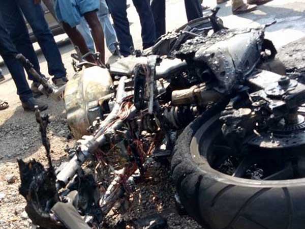 நடுரோட்டில் பற்றி எரிந்த பல்சர் பைக்- வீடியோ இணைப்பு