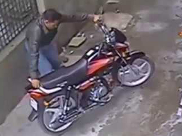 நெஞ்சை உருக்கச் செய்யும் பைக் திருடனின் பின்னணி..!