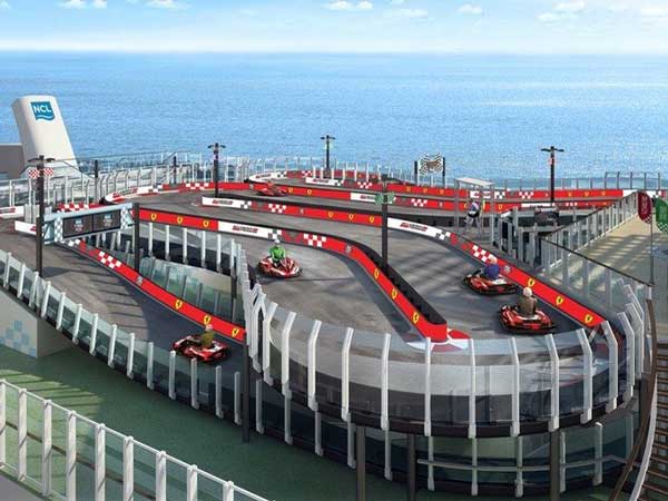 கார் பந்தயத் தடம் கொண்ட உலகின் முதல் சொகுசுக் கப்பல் தயார்!