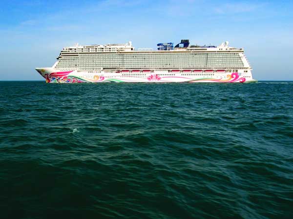 கார் பந்தயத் தடம் கொண்ட உலகின் முதல் சொகுசுக் கப்பல் தயார்!