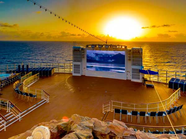 கார் பந்தயத் தடம் கொண்ட உலகின் முதல் சொகுசுக் கப்பல் தயார்!