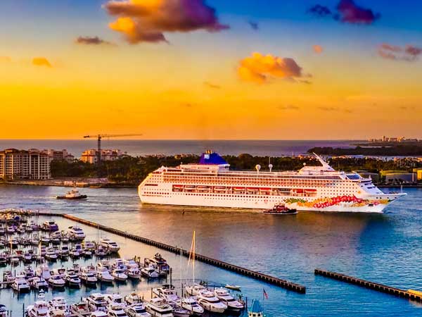 கார் பந்தயத் தடம் கொண்ட உலகின் முதல் சொகுசுக் கப்பல் தயார்!